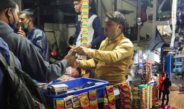 સુરત રેલવેસ્ટેશન બહાર બમણી કિંમતે ચીજવસ્તુઓનું વેચાણ :  પોલીસ ધૃતરાષ્ટ્રની ભૂમિકા અદા કરી તમાશો જોતી હોવાનો આક્ષેપ