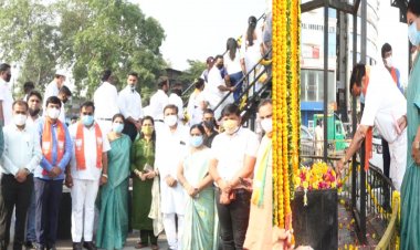 સી.આર.પાટીલ અને મેયર હેમાલી બોઘાવાલા સહિત ભાજપના નેતાઓ એ કોરોના ગાઈડ લાઇનનો કર્યો ભંગ, સોશ્યલ મીડિયામાં ચર્ચા : શુ કોઈ પગલાં લેવાશે ?