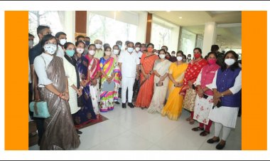 તસ્વીર બોલે છે : માસ્ક છે, પણ સોશ્યલ ડિસ્ટન્સ કયાં ? પાટીલ સાથે ફોટો પડાવવાના ઉત્સાહમાં નેતાઓ ભાન ભૂલ્યા