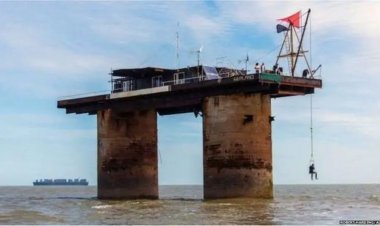 દરિયાની વચ્ચે માત્ર બે થાંભલા પર ઊભેલો દેશ જેને પોતાની ફૂટબૉલ ટીમ પણ છે