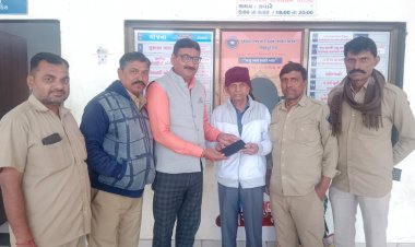 સિદ્ધપુર : એસ.ટી.ડ્રાઈવર અને કંડકટરે મૂળ માલિકને મોબાઈલ પરત કરી પ્રમાણિકતા દર્શાવી