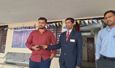 ઊંઝા : રેલ્વે સ્ટેશન માસ્તરે માનવતા મહેકાવી : ખોવાયેલું પર્સ માલિકને પરત કરાયું