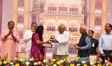 સુરત : VNSGU ના ગુજરાતી વિભાગના પ્રો. ડો.પન્ના ત્રિવેદી ને ગુજરાત સાહિત્ય અકાદમી ગાંધીનગર ખાતે CM ભુપેન્દ્રભાઈ પટેલના હસ્તે પારિતોષિક એનાયત