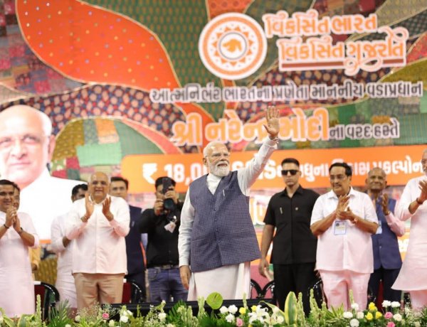તસવીર બોલે છે / સુરત ખાતે PM મોદી ના  કાર્યક્રમમાં પાટીલ - સંઘવી  કેન્દ્રમાં જ્યારે પંચાલ ચર્ચાના કેન્દ્રમાં ?