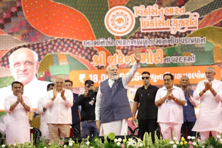 તસવીર બોલે છે / સુરત ખાતે PM મોદી ના  કાર્યક્રમમાં પાટીલ - સંઘવી  કેન્દ્રમાં જ્યારે પંચાલ ચર્ચાના કેન્દ્રમાં ?